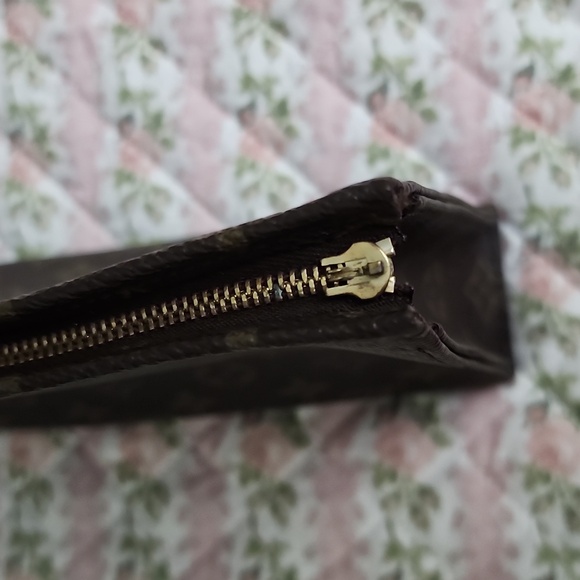 Authentic Louis Vuitton monogram toiletry pouch zipper ( read condition ) - Picture 10 of 13